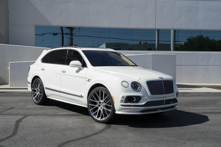  Bentley Bentayga White Satin on Forgiato Wheels (FLOW 001) 2019 года  (фото 1 из 5)